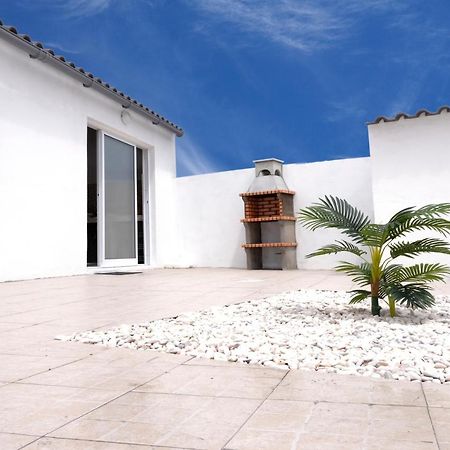Magnolia - Casa Com Dois Quartos Junto Ao Mar - Renovada Em 2023 모스테이루스 외부 사진